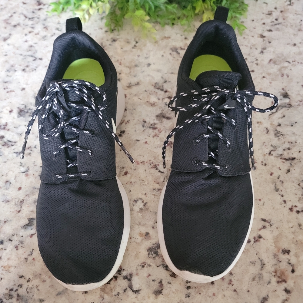 Nike Roshe One Women's Sneakers in Black & White. Size 7.5 Good Condition - Picture 12 of 16